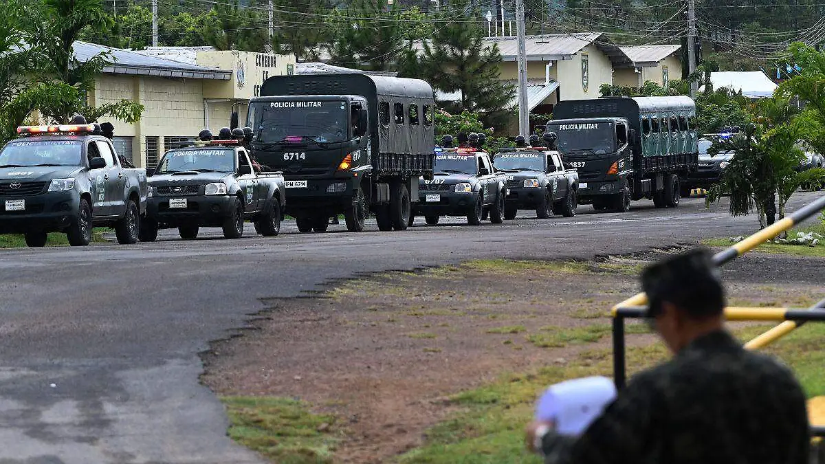 Policías en Honduras se dirigen a las fronteras